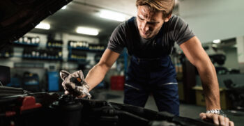 mecánico checando falla en el radiador