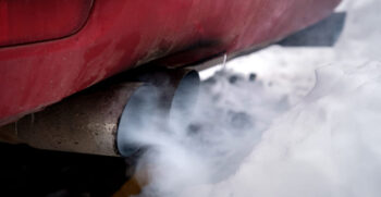 Carro con humo blanco y olor a gasolina